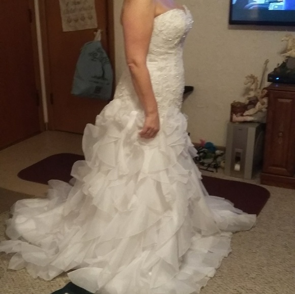 Mermaid style wedding dress with belt - Picture 3 of 8